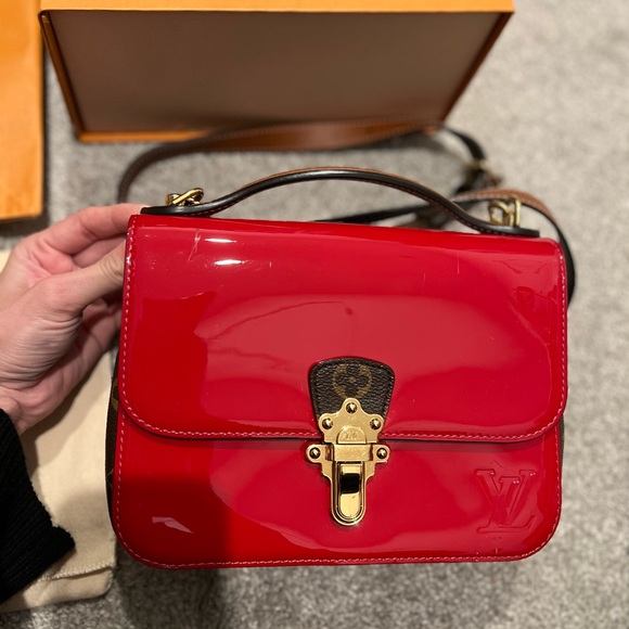 LOUIS VUITTON

Louis Vuitton Cherrywood PM Monogram Vernis
Red - Picture 2 of 11